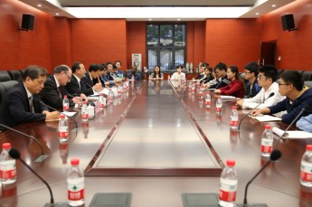 专家组组织召开员工座谈会