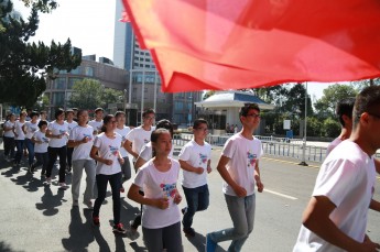 公司组织并参与校运会校旗接力跑